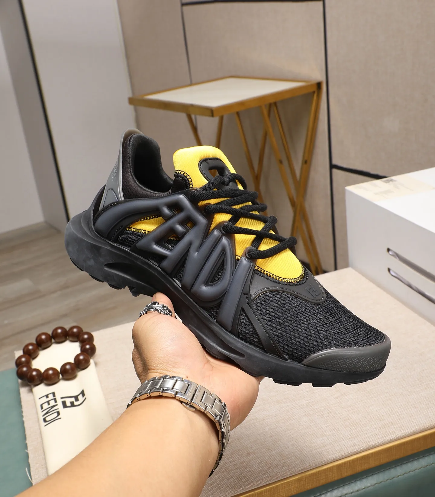 Men's Men's Shoes 💰800 Fendi Fendi's latest Tag series of men's casual mesh sports running shoes, originally purchased and developed, this Tag sneaker is a one-leg sneaker, made of black high-tech mesh material with gray neoprene details. Oversized FENDI lettering on the side and translucent rubber details. Light and flexible rubber running shoe soles, beautifully packaged at the delivery counter, customized breathable lining, original molded foam rubber outsole, sole thickness: 3.5CM! Size: 40-44 (customized at 39.45.46)